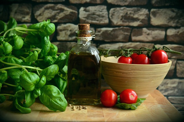 olivový olej, rajčata a bazalka.jpg
