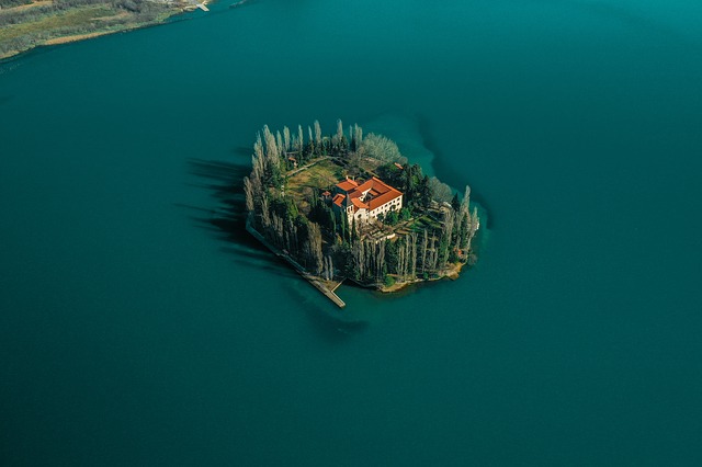 Ostrov uprostřed jezera