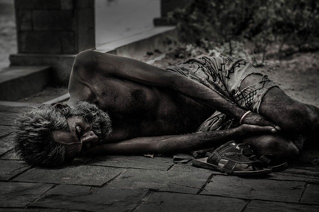 bezdomovec spící na chodníku